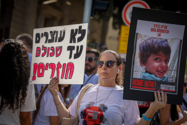 בני משפחות החטופים בעזה על ידי חמאס, מפגינים מחוץ למשרד הביטחון בתל אביב בדרישה לשחרר את יקיריהם (צילום יונתן שאול/פלאש90)