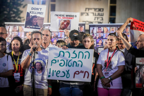 משפחות החטופים בעזה מקיימות מסיבת עיתונאים ב"כיכר בני ערובה", מחוץ למוזיאון לאמנות תל אביב (צילום: אבשלום ששוני/פלאש90)