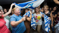 חגיגות בקרית גת לאחר שחרורה מהשבי של טוראית אורי מגידיש (צילום: לירון מולדבן/ פלאש90)