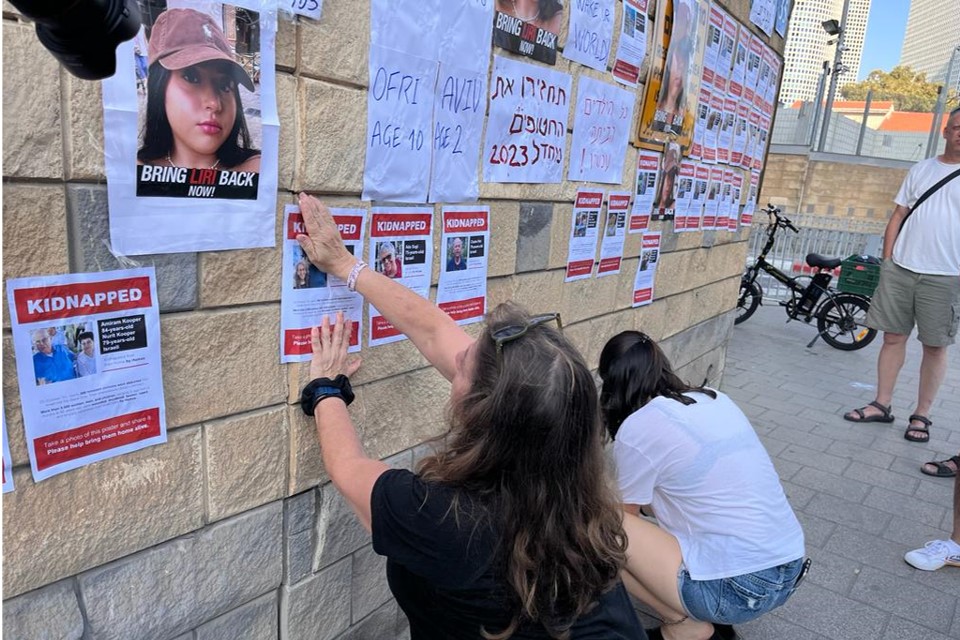 קיר עם תמונות החטופים והנעדרים ליד הקריה בתל אביב (צילום: אורן דגן)