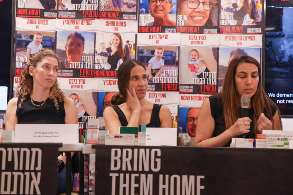 פורום משפחות החטופים במסיבת עיתונאים (צילום: כדיה לוי)