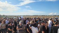 הלווייתם של בני משפחת קוץ בבית העלמין בגן יבנה (צילום: דפנה איזברוך)