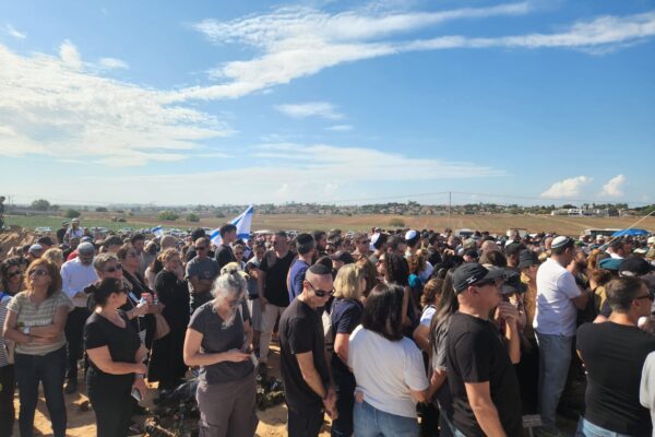 הלווייתם של בני משפחת קוץ בבית העלמין בגן יבנה (צילום: דפנה איזברוך)