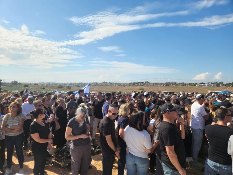 הלווייתם של בני משפחת קוץ בבית העלמין בגן יבנה (צילום: דפנה איזברוך)