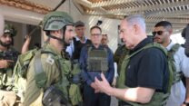 ראש הממשלה בנימין נתניהו מסייר בקיבוץ בארי וקיבוץ כפר עזה, שבוע אחרי הטבח (צילום: אבי אוחיון /לע"מ)