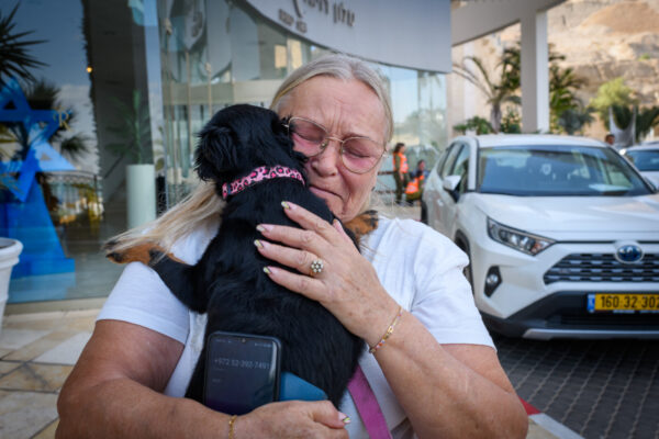 נטלי אברמוב נפגשת עם כלבתה לונה לראשונה מאז פונתה משדרות. "אין כמו להיות עם בעל החיים שלך" (צילום: יונתן בלום)