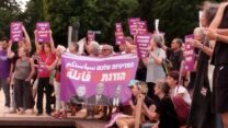 פעילים מתנועת "עומדים ביחד" בהפגנה נגד האלימות והפשיעה בחברה הערבית (צילום: יניב שרון)