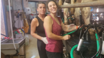 פז פאינה (משמאל) וחברתה אביה מתנדבות ברפת של קיבוץ חולית. "הבנתי שיש לי הרבה מה לתרום. הם היו זקוקים לזה, ואם להודות על האמת, גם אני זקוקה לזה" (צילום: אלבום פרטי)