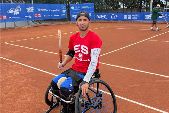 גיא ששון בטורניר ברצלונה בטניס בכיסאות גלגלים (צילום: ההתאחדות לספורט נכים)