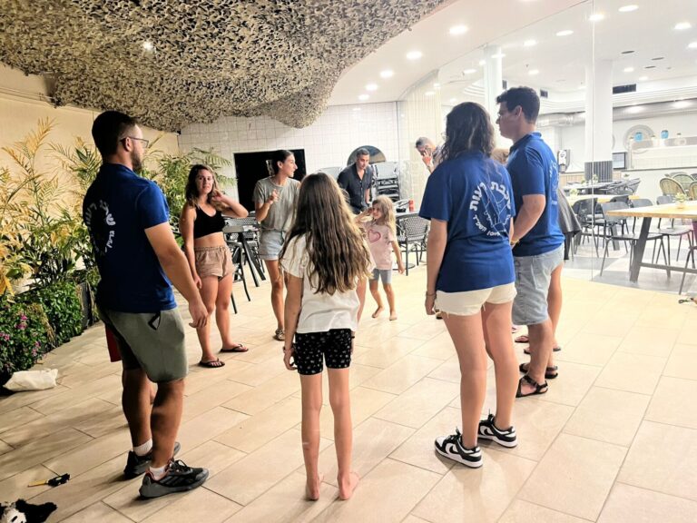 פעילות חטיבת בני המושבים במלונות למפונים מעוטף עזה. "ילדים לא יוצאים מהחדר ומהבית שלהם, ומתקשרים עם הפלאפון בלבד" (צילום: חטיבת בני המושבים)