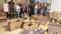 מתנדבות לאריזת חבילות לחיילים בכיסרא סמיע (צילום: אלבום פרטי)