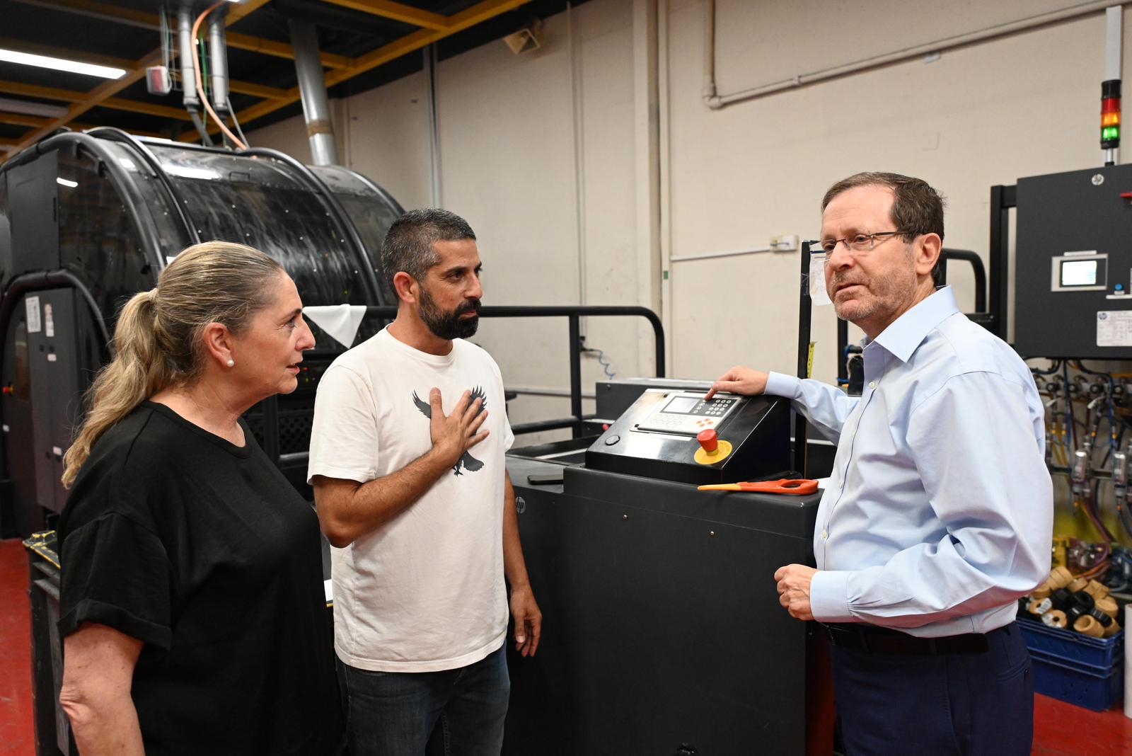 בן סוכמן, מנכ"ל 'דפוס בארי' (במרכז) יחד עם הנשיא יצחק הרצוג ורעייתו מיכל, בחנוכת המפעל מחדש. (צילום: חיים צח/לע״מ)