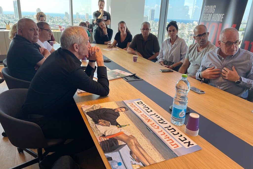חברי הקבינט, גדי אייזנקוט ובני גנץ בפגישה עם משפחות החטופים (צילום: מטה משפחות החטופים) חברי הקבינט, גדי אייזנקוט ובני גנץ בפגישה עם משפחות החטופים (צילום: מטה משפחות החטופים)