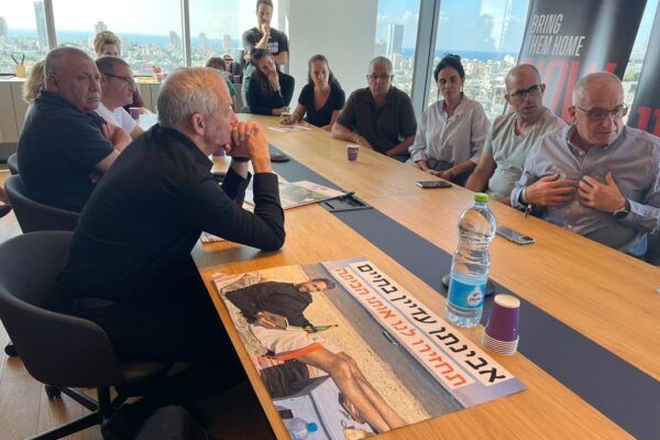 חברי הקבינט, גדי אייזנקוט ובני גנץ בפגישה עם משפחות החטופים (צילום: מטה משפחות החטופים)