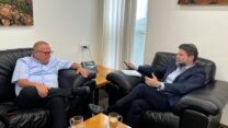 שר האוצר בצלאל סמוטריץ׳ ויו״ר ההסתדרות ארנון בר דוד (צילום: דוברות המשרד)