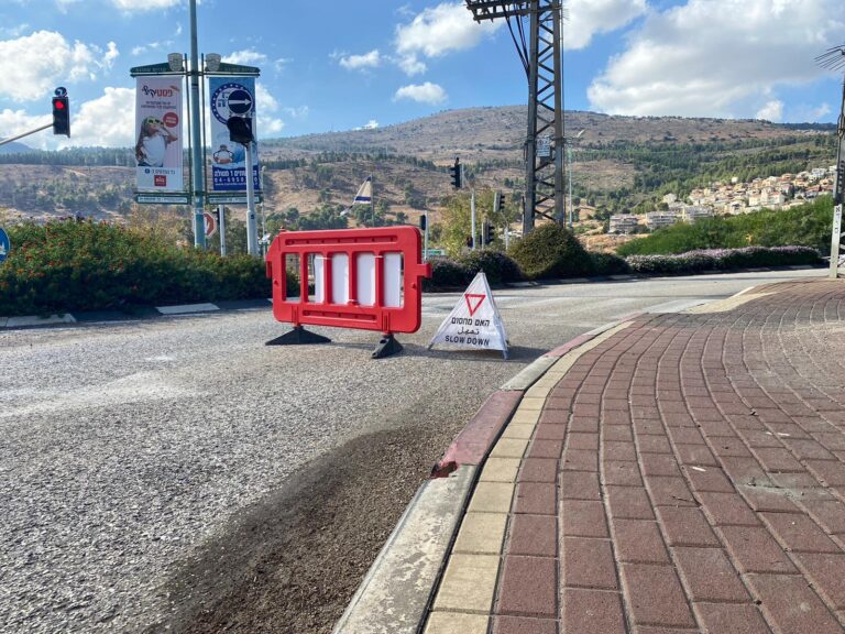 מחסום ביציאה הצפונית של קריית שמונה, לכיוון תל חי ומטולה. יישובי קו הגבול יזכו גם לתקציבים מוגדלים בהיקף של מאות מיליוני שקלים בתחומי האבטחה (צילום: יהל פרג')