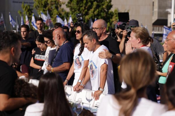 קבלת שבת של משפחות החטופים והנעדרים בתל אביב (צילום: יהב טרודלר)