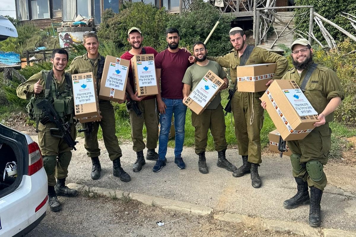 Workers from the Central Galilee regional office of the Histadrut distribute gifts to soldiers (Photo: Histadrut, Central Galilee region).