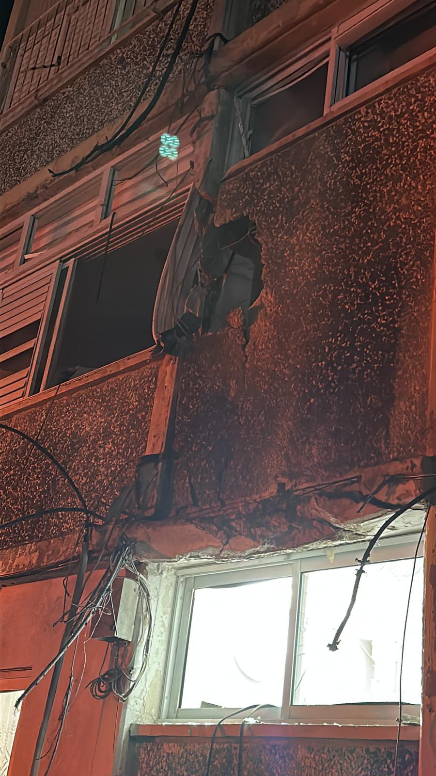 פגיעה ישירה בבניין בשדרות (צילום: עיריית שדרות)