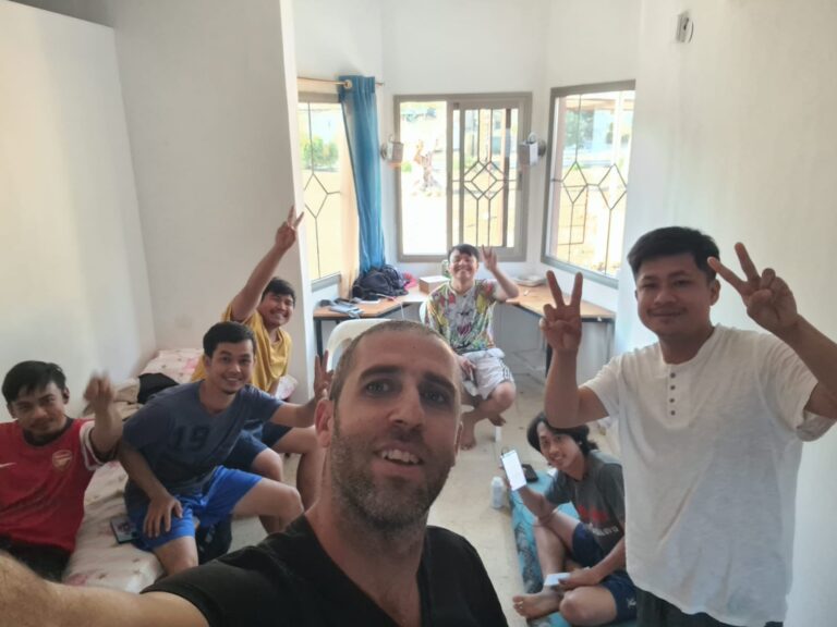 Maor Amsterdam, a farmer from the Gaza Envelope, visiting Thai workers who were evacuated to the Ein Yahav settlement in the Arava. (Photo: private album)