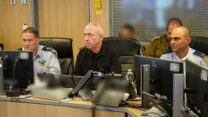 שר הביטחון בחמ"ל המבצעים של חיל האוויר (צילום: אריאל חרמוני, משרד הביטחון)