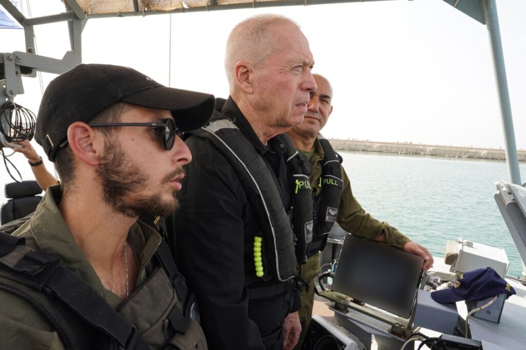שר הביטחון יואב גלנט בסיור בבסיס אשדוד של חיל הים, מול חופי עזה (צילום: אריאל חרמוני, משרד הביטחון)
