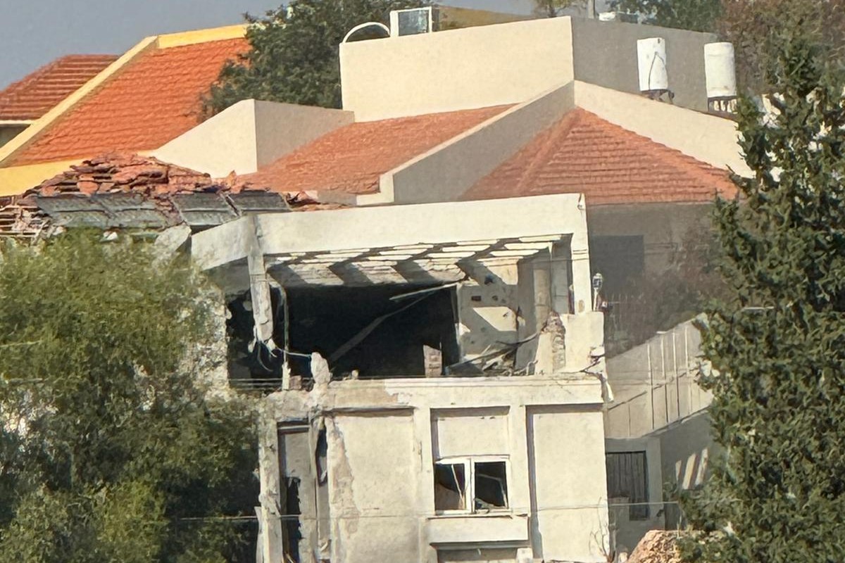 פגיעה ישירה בבית באלפי מנשה (צילום: כב"א)