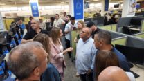 יו"ר ההסתדרות ארנון בר-דוד בביקור בנמל התעופה בן גוריון (צילום: דוברות ההסתדרות)