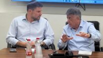 שר האוצר בצלאל סמוטריץ׳ במהלך ביקורו באופקים, יחד עם ראש העיר איציק דנינו (צילום: דוברות משרד האוצר)