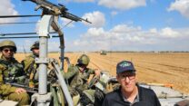 אחיקם שלף בשדות תפוחי האדמה, תחת אבטחה של צה"ל (צילום: אלבום פרטי)