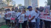 הפגנת תושבי קיבוץ כפר עזה להשבת החטופים מול הקריה בתל אביב (צילום: דבר)