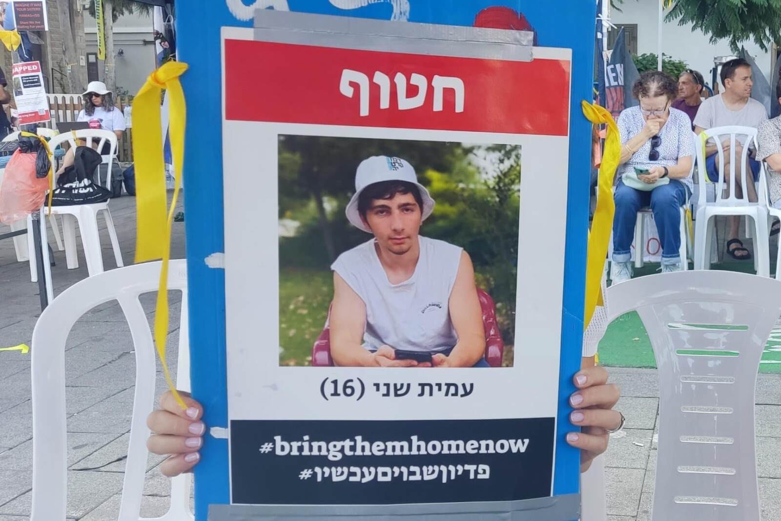 הפגנת משפחות החטופים בתל אביב. ״מאז שראיתי את התמונה של החטוף עמית שני אני מסתובבת עם התמונה שלו" (צילום: מאיה רונן)