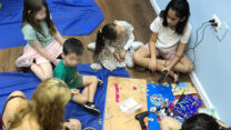 סדנת יצירה בנושא לווייתנים לילדים משלומי, שפונו למלון מיראבל בחיפה (צילום: יעל אלנתן)