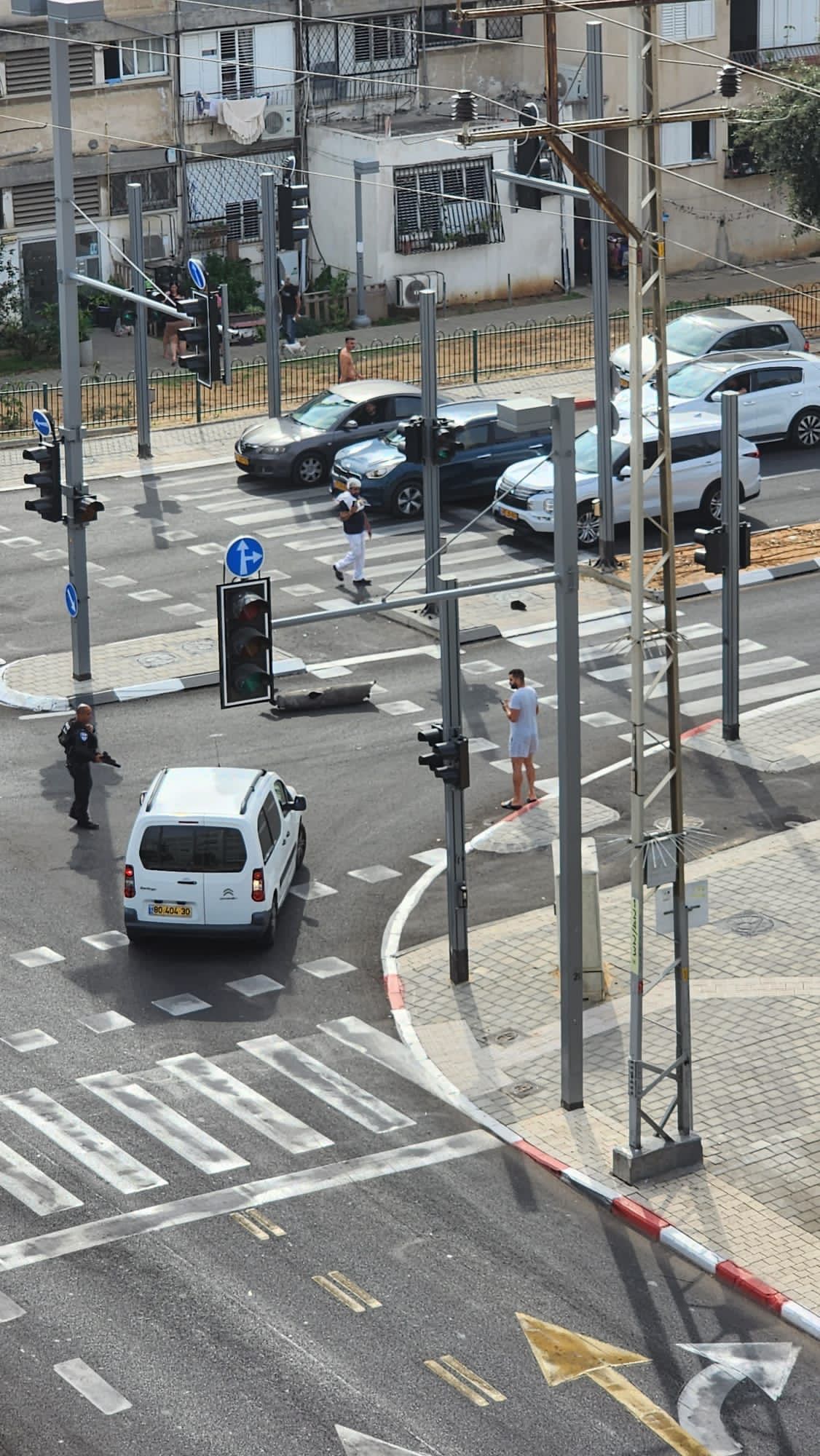 שלד רקטה שנורתה לתל אביב על כביש (צילום: רשתות חברתיות, סעיף 27א' לחוק זכויות יוצרים)