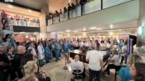 עובדי בית החולים רמב"ם בחיפה בדקת דומיה לזכר עובדי מערכת הבריאות שנרצחו במלחמה (צילום: דוברות בית החולים רמב"ם)