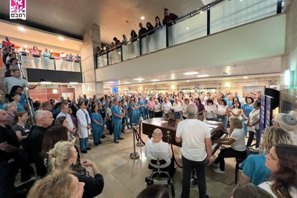 עובדי בית החולים רמב"ם בחיפה בדקת דומיה לזכר עובדי מערכת הבריאות שנרצחו במלחמה (צילום: דוברות בית החולים רמב"ם)