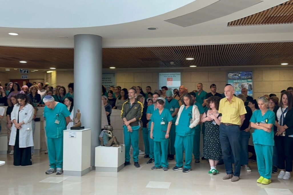 עובדי בית החולים הדסה בירושלים עומדים דקה דומיה לזכר עובדי מערכת הבריאות שנרצחו במלחמת חרבות ברזל (צילום: דוברות הדסה)