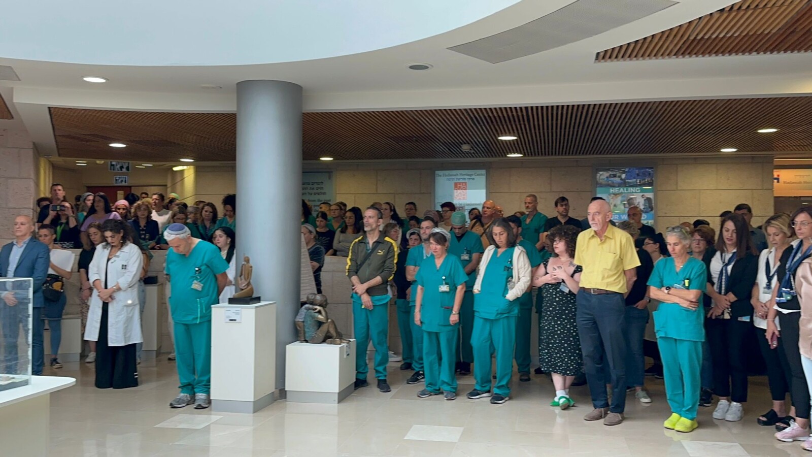 עובדי בית החולים הדסה בירושלים עומדים דקה דומיה לזכר עובדי מערכת הבריאות שנרצחו במלחמת חרבות ברזל (צילום: דוברות הדסה)