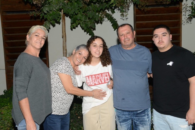 התצפיתנית אורי מגידיש (במרכז) שחולצה משבי חמאס בעזה עם משפחתה (צילום: באדיבות המשפחה)