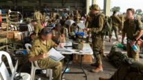 חיילי מילואים לפני הכניסה לעזה (צילום: דובר צה"ל)
