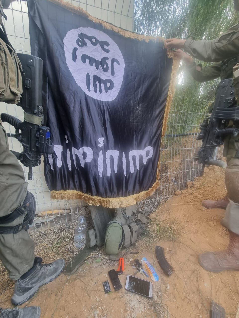דגל דאעש שנמצא בקיבוץ סופה, בין ציוד של מחבלי חמאס (צילום: דובר צה&quot;ל)