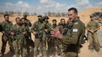 הרמטכ"ל הרצי הלוי עם חיילים סמוך לרצועת עזה (צילום: דובר צה"ל)
