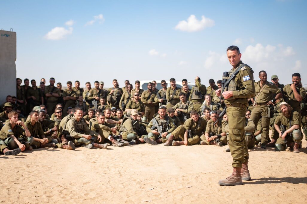 הרמטכ"ל הרצי הלוי עם חיילים סמוך לרצועת עזה (צילום: דובר צה"ל) הרמטכ"ל הרצי הלוי עם חיילים סמוך לרצועת עזה (צילום: דובר צה"ל)