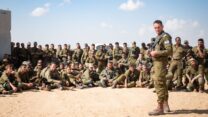 הרמטכ"ל הרצי הלוי עם חיילים סמוך לרצועת עזה (צילום: דובר צה"ל)