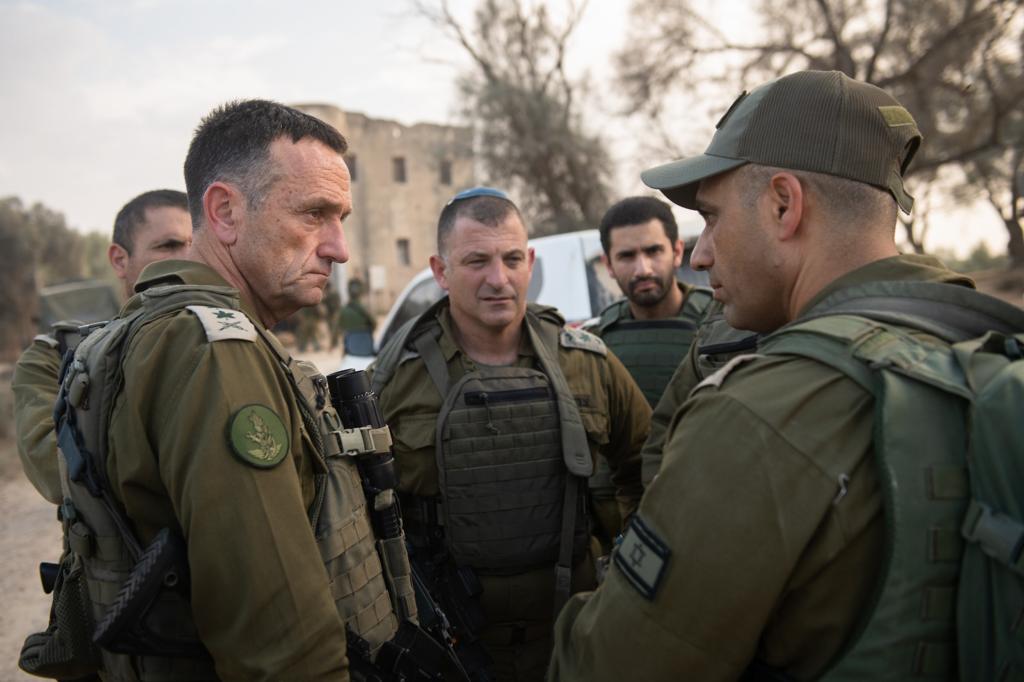 הרמטכ״ל, רב-אלוף הרצי הלוי עם המפקדים והכוחות הלוחמים בדרום (צילום: דובר צה"ל) הרמטכ״ל, רב-אלוף הרצי הלוי עם המפקדים והכוחות הלוחמים בדרום (צילום: דובר צה"ל)