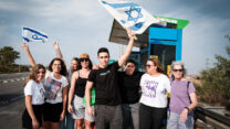 מתנדבים בצומת עמיעד (צילום: דוד טברסקי)