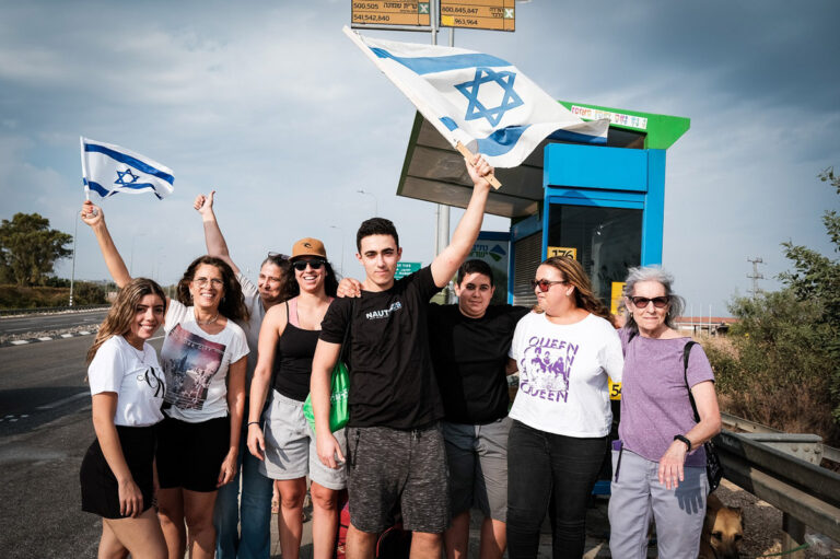 מתנדבים בצומת עמיעד. "אנשים רק רוצים לעזור" (צילום: דוד טברסקי)