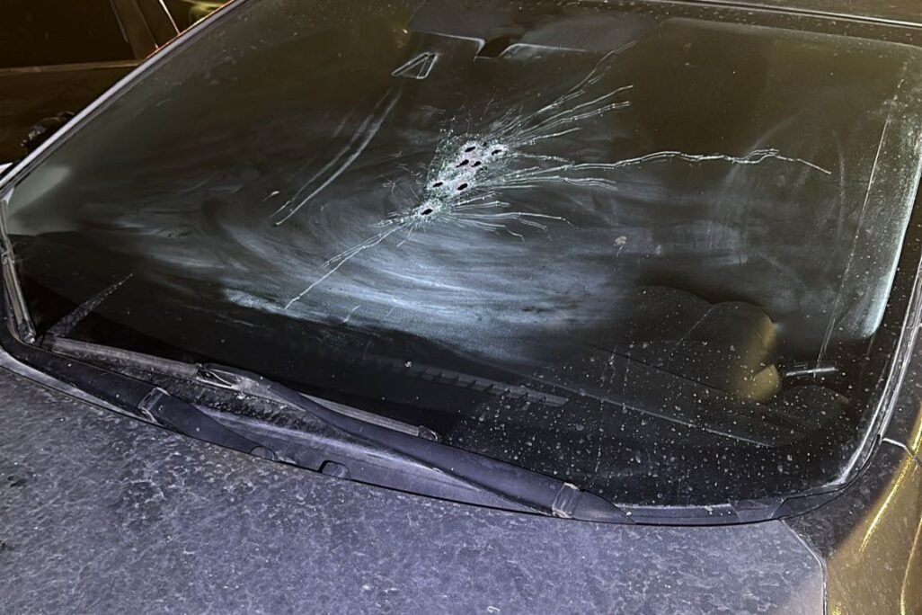חורי קליעים במכונית שבה נרצחה אישה בערערה (צילום: דוברות המשטרה)