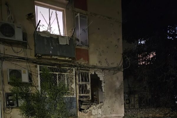 בניין שנפגע מרקטה באשקלון (צילום: רשתות חברתיות, סעיף 27א' לחוק זכויות יוצרים)