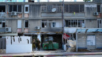 בניין דירות באשקלון שנפגע מרקטה (צילום: דוד טברסקי)